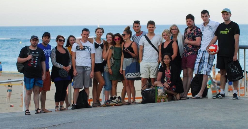 Photo de groupe de toute l'équipe Clementine en bord de mer à Barcelone
