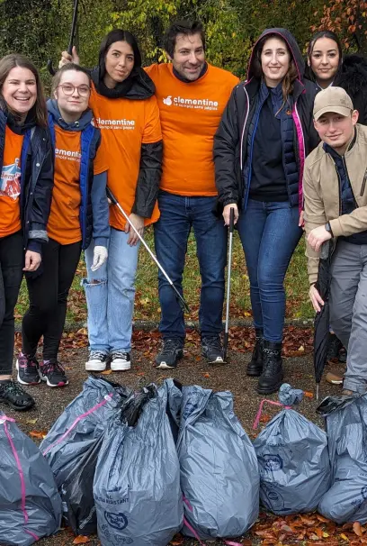 Fin de la clean walk avec l'équipe et tous les sacs poubelle remplis