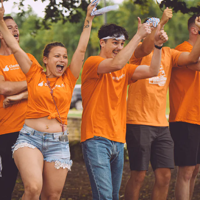 Photo de collaborateurs Clementine en train d'encourager une équipe lors du séminaire annuel
